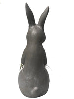 Cargar imagen en el visor de la galería, Conejo de concreto desde atrás
